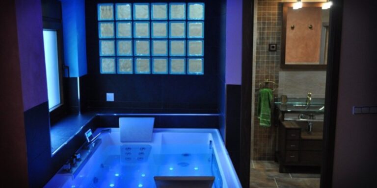 44 700x350 1 768x384