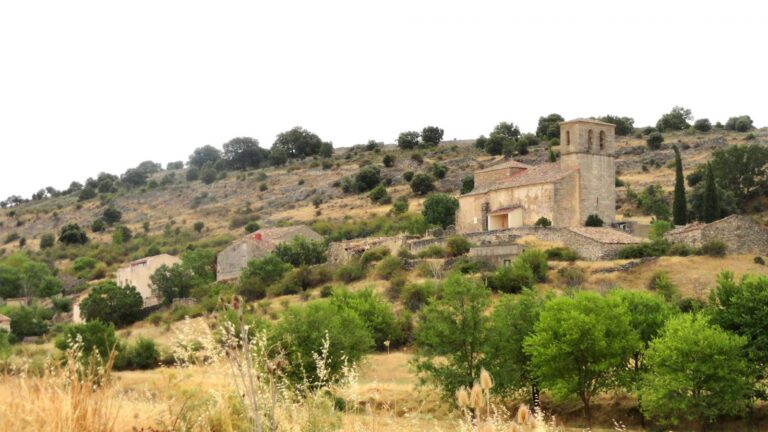 La iglesia de Angon domina el valle y el caserio 2 768x432