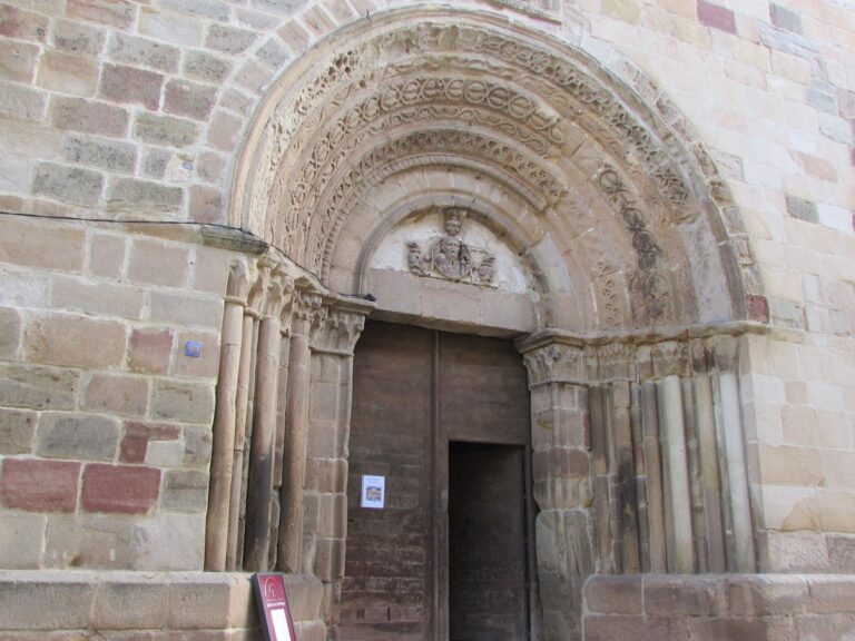 portada de la iglesia de santiago en siguenza 1 1 768x576